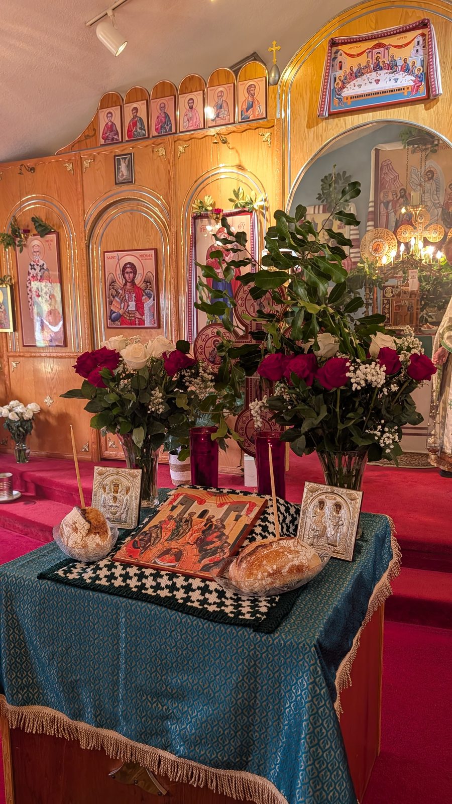Tetrapod after Liturgy with prosphora loaves and the festal icon, with the Mystical Supper above